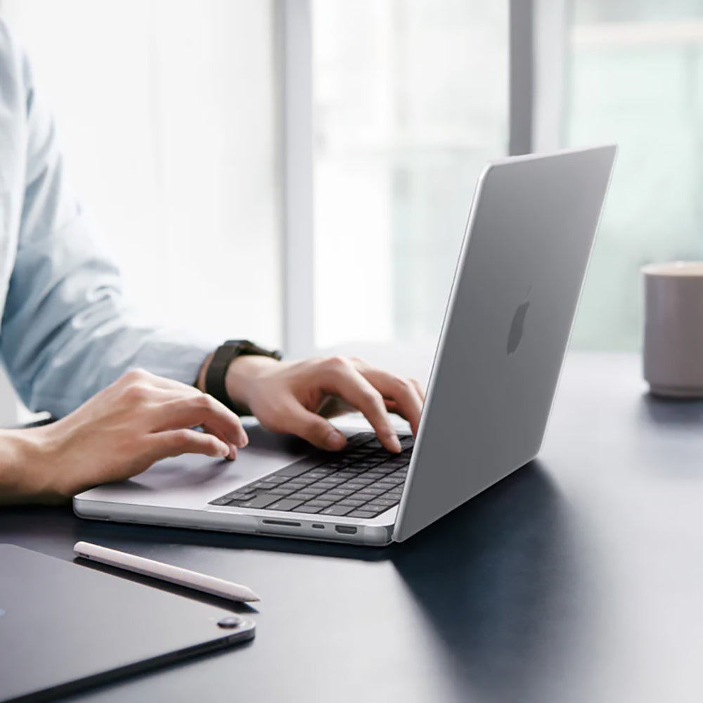 Pouzdro Spigen Airskin pro Apple MacBook Pro 16palců (2026) / (2024) / (2023) / (2021), Matně průhledné ACS11526