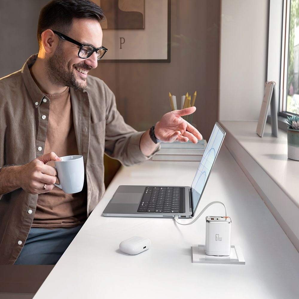 Síťová nabíječka s kabelem USB-C McDodo CH-4103 FreeGo Display, 67W, 3.35A, 1 x USB-A - 1 x USB-C, bílá