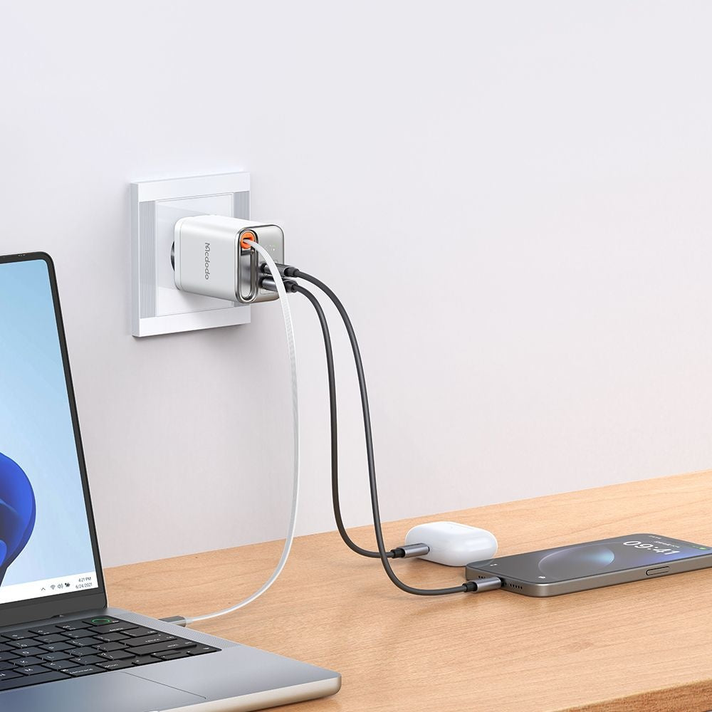 Síťová nabíječka s kabelem USB-C McDodo CH-4103 FreeGo Display, 67W, 3.35A, 1 x USB-A - 1 x USB-C, bílá