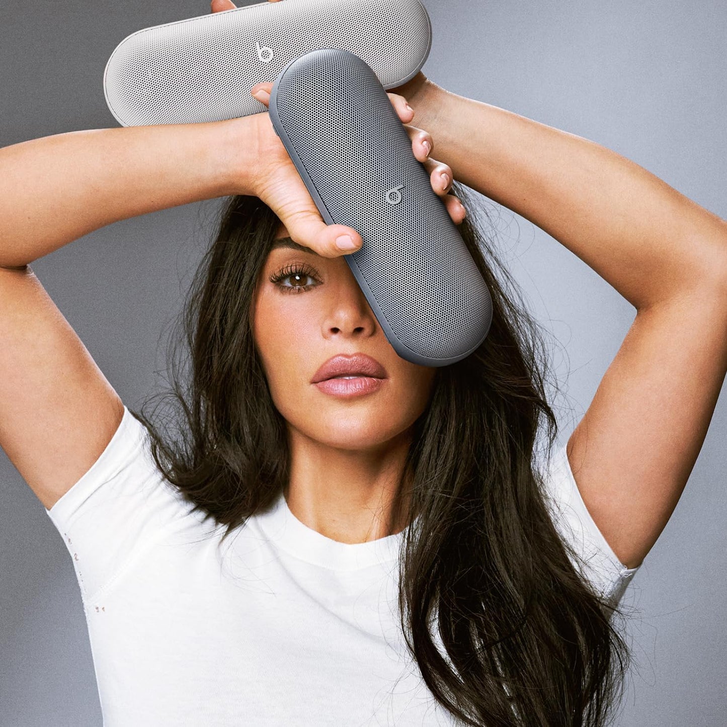 Přenosný Bluetooth reproduktor Beats Pill Kim Kardashian Edition, šedý MAX24ZM/A