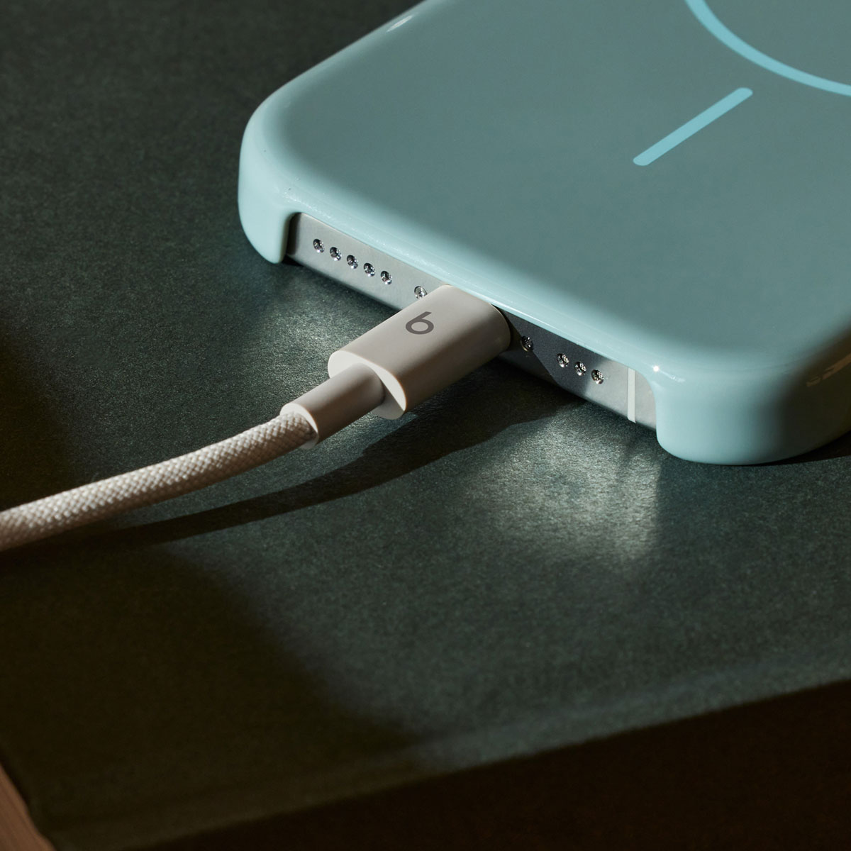 Kabel pro data a nabíjení USB-C - USB-C Beats, 1,5 m, béžový MDGD4ZM/A