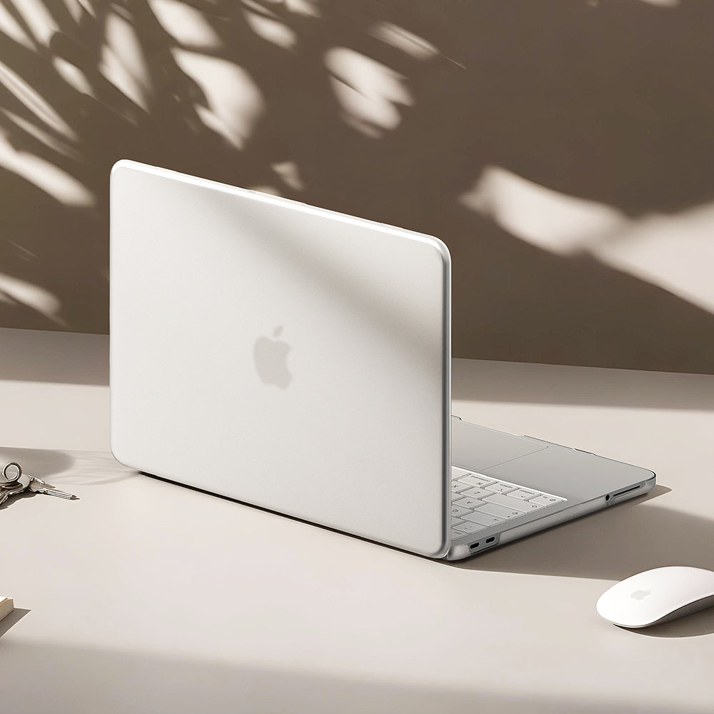 Pouzdro Ringke Slim pro Apple MacBook Neo 13″, matně průhledné.