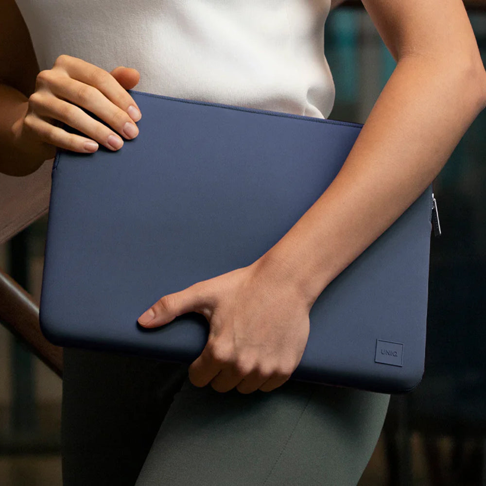 Pouzdro UNIQ Cyprus pro notebook max. 14 palců, tmavě modré